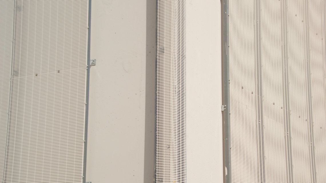 Grille électro-soudée thermolaquée appelées SLOT mises en oeuvre sur la façade du bâtiment de l'institut photovoltaïque de Saclay www.slotdesign.fr - <p>Grille électro-soudée thermolaquée appelées SLOT mises en oeuvre sur la façade du bâtiment de l’institut photovoltaïque de Saclay <a href=
